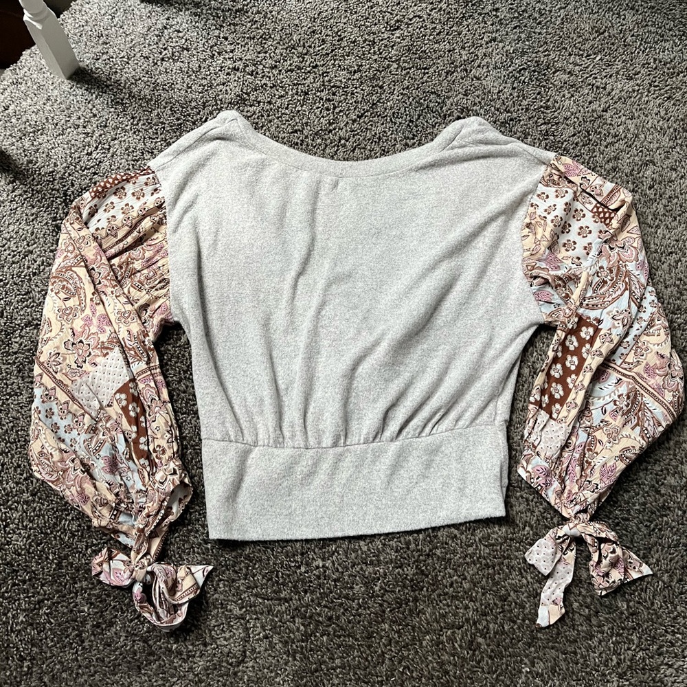 Women’s Boutique Long Tie Sleeve Twist Back Open Top Size Med